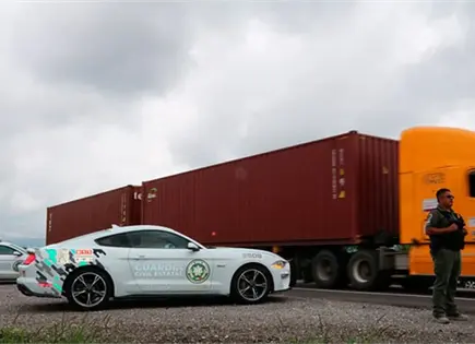 Capturan a tres individuos con veh&iacute;culos robados