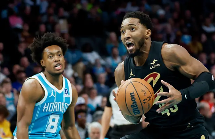 Cavs ganan a Hornets