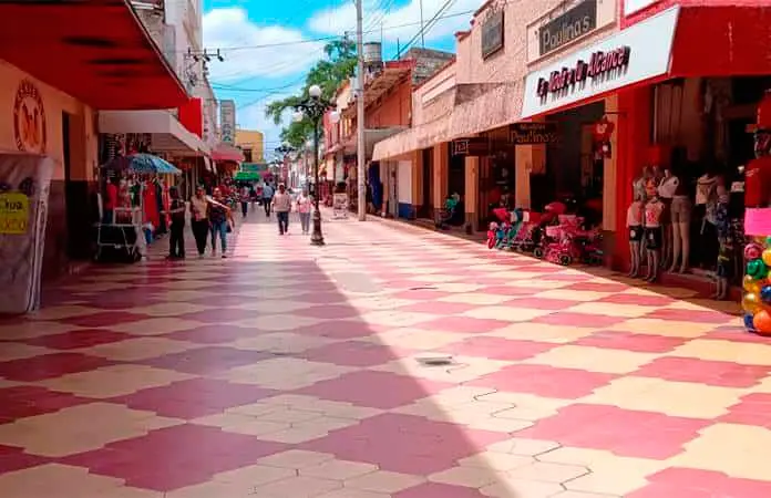 Continúan comerciantes con precarias ventas