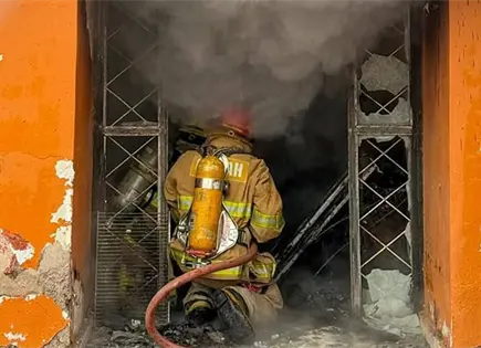 Rescatan bomberos a adulto de un incendio Rescatan bomberos a adulto de un incendio
