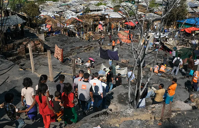 Arrasa el fuego campo de refugiados en Bangladesh