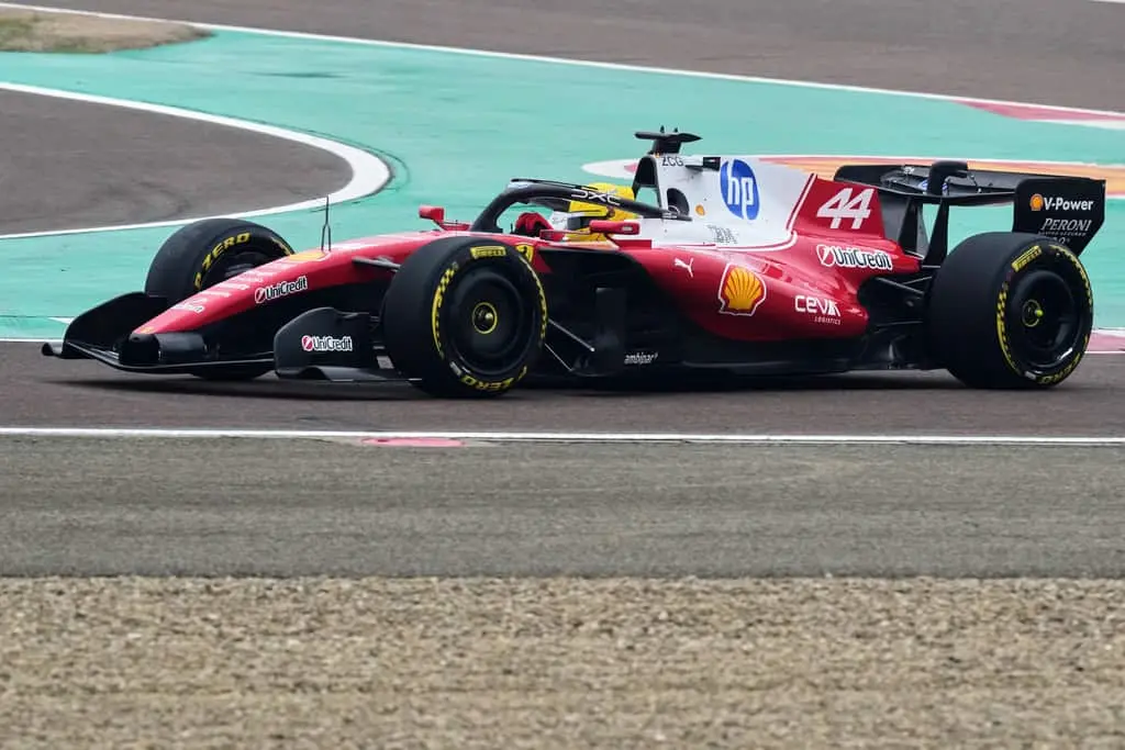 Ferrari más unido que nunca mientras Hamilton conduce nuevo auto de F1 tras un 2025 difícil