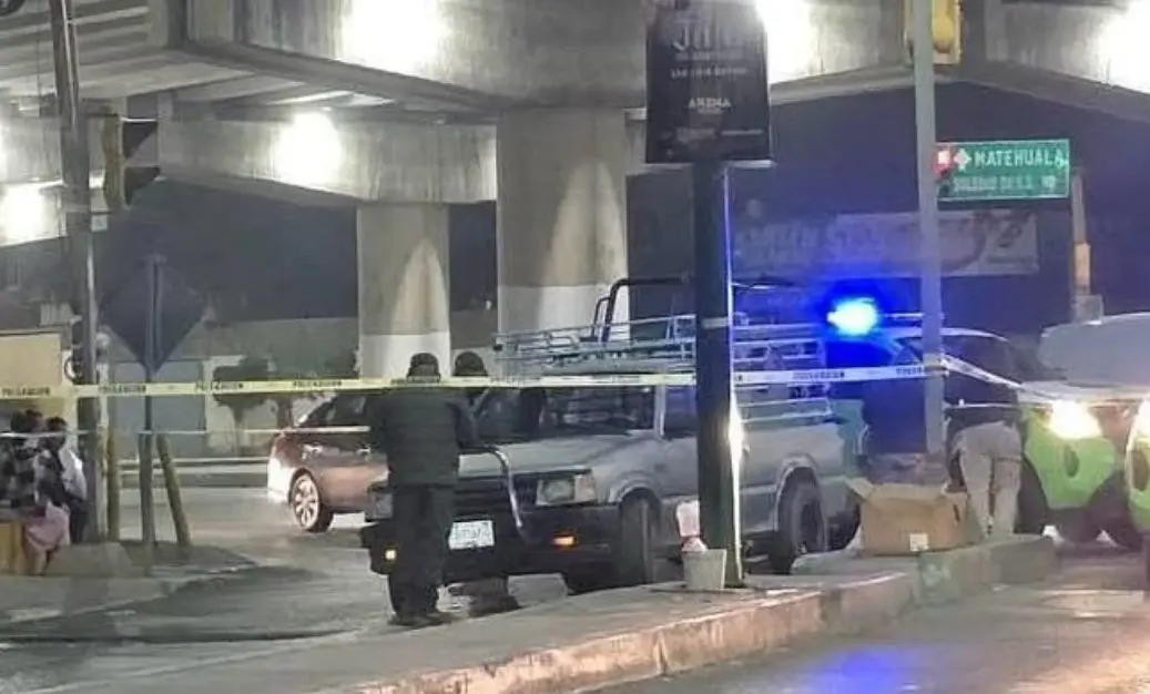 Hallan a una persona sin vida dentro de camioneta