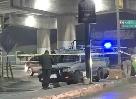 Hallan a una persona sin vida dentro de camioneta