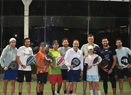 PRACTICAN CON ENTREGA EL PÁDEL