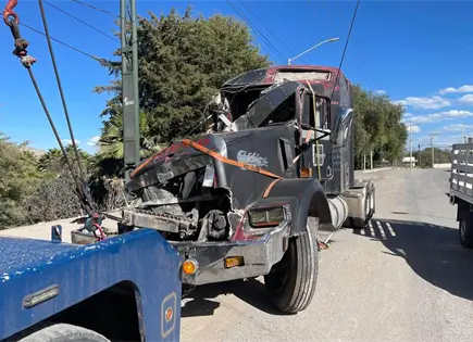 Cae tr&aacute;iler de gr&uacute;a; no hay lesionados