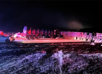 Tráiler volcado bloqueó la Carretera 57 Tráiler volcado bloqueó la Carretera 57