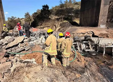 Vuelca y explota pipa de gasolina Vuelca y explota pipa de gasolina