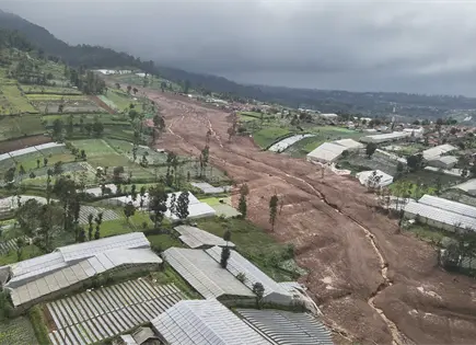 Alud en Java deja al menos ocho muertos Alud en Java deja al menos ocho muertos