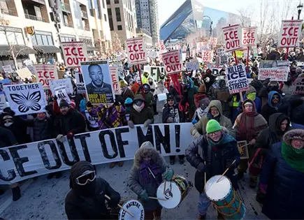 Arrestan a clérigos por protestas vs. ICE Arrestan a clérigos por protestas vs. ICE