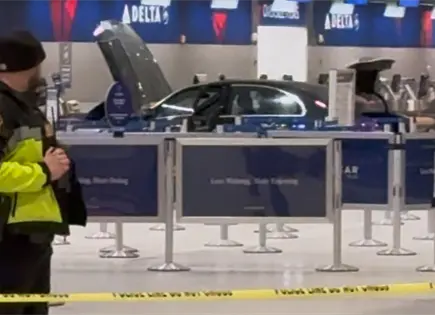 Auto se estrella contra entrada a aeropuerto en Detroit y causa seis heridos Auto se estrella contra entrada a aeropuerto en Detroit y causa seis heridos
