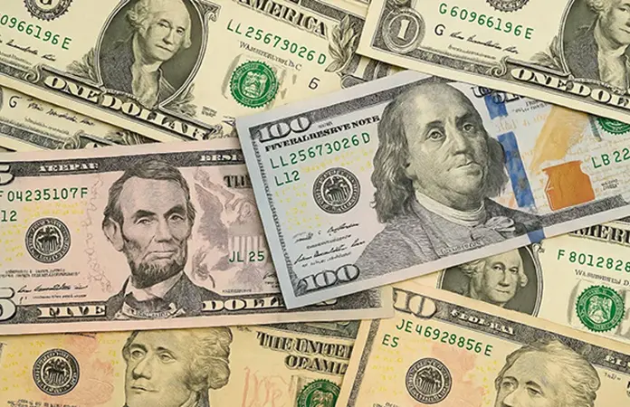 Cae el dólar al nivel más bajo desde 2024