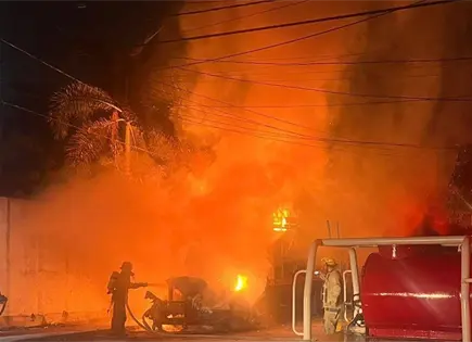 Fuego consume cami&oacute;n frutero en Ciudad Valles