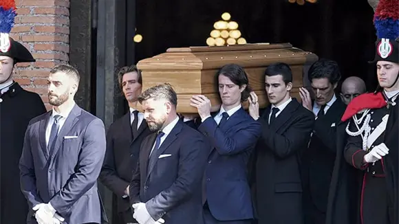 VALENTINO SU ÚLTIMO ADIÓS EN ROMA VALENTINO SU ÚLTIMO ADIÓS EN ROMA