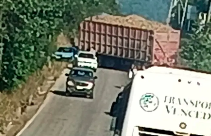 Camiones cañeros provocan caos vial