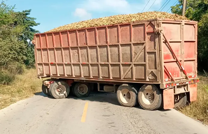 Camiones se descomponen y obstruyen carretera