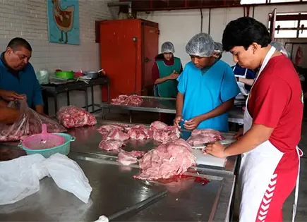 Capacitan a grupo de estudiantes en productos c&aacute;rnicos