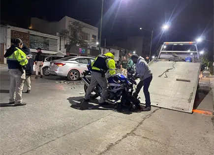 Dos lesionados tras choque entre moto y auto