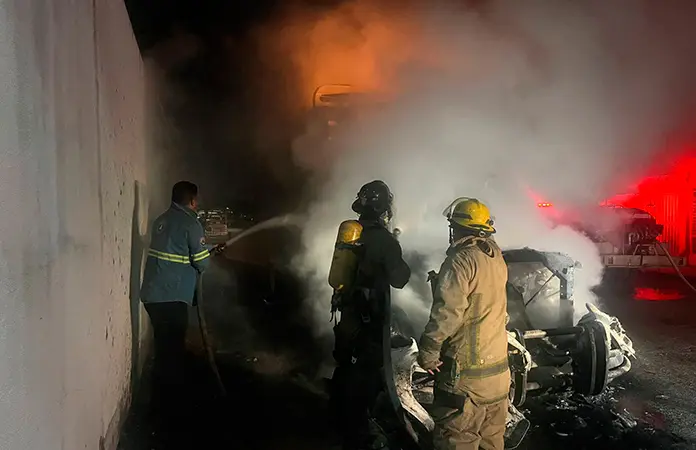 Incendio acaba con camión de carga de frutería