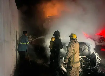 Incendio acaba con cami&oacute;n de carga de fruter&iacute;a