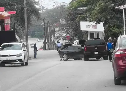 Veh&iacute;culo se estrella contra camioneta en la 20 de Noviembre; no hay heridos