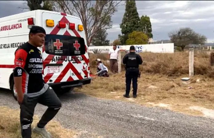 Chocan motociclistas; conductor queda grave