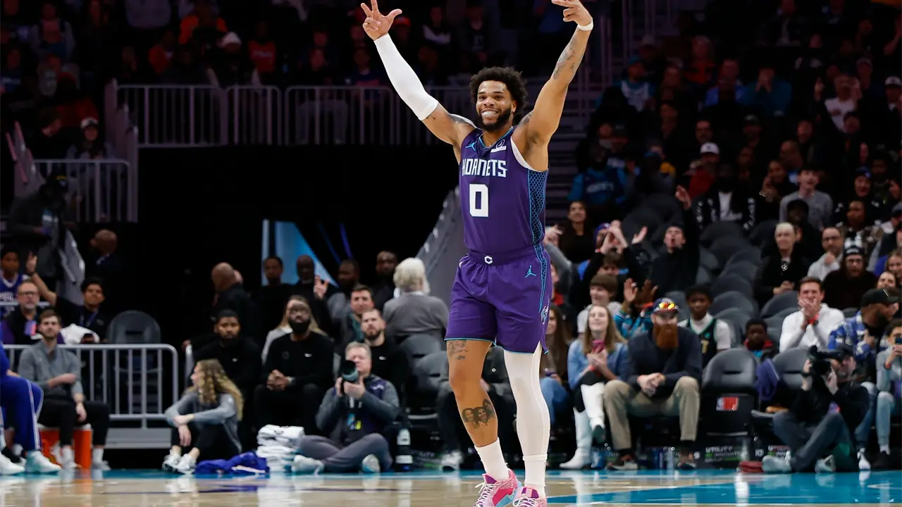 Hornets logran ventaja de 50 puntos por segunda vez este mes y vencen 130-93 a 76ers