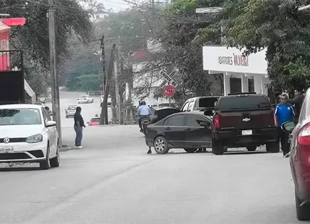 Impactan autom&oacute;vil y camioneta