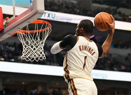 Jonathan Kuminga fuera de juego por lesi&oacute;n en rodilla