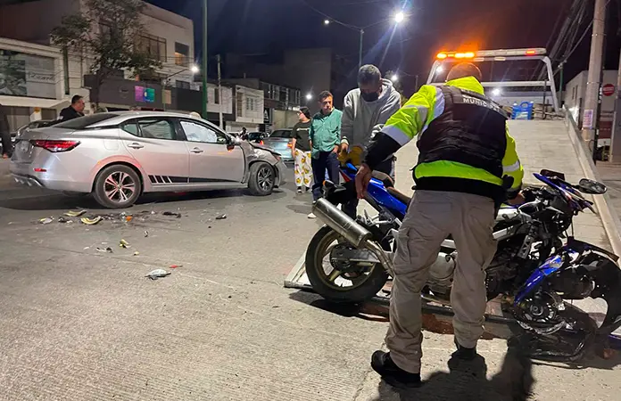 Pareja en motocicleta resulta herida en accidente