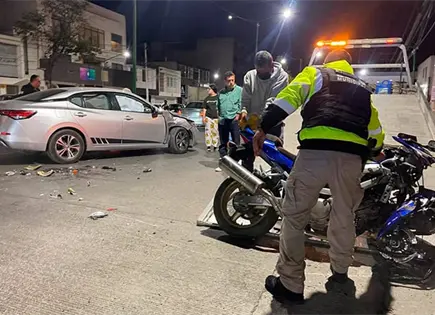 Pareja en motocicleta resulta herida en accidente
