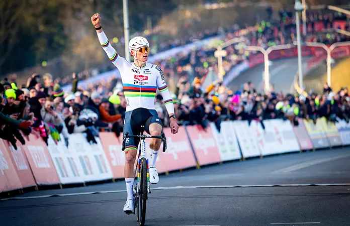 Un histórico Van der Poel llega a 51 victorias