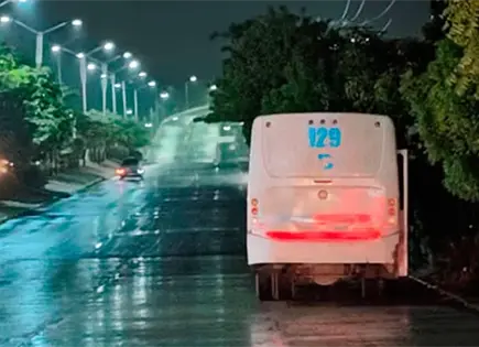 Choca cami&oacute;n urbano contra un autom&oacute;vil