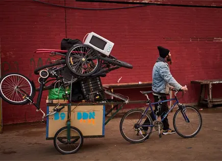 Espa&ntilde;a otorga estatus legal a cientos de miles de inmigrantes