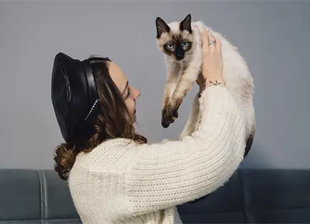 &iquest;Por qu&eacute; tu gato te toca la cara con su pata y qu&eacute; significa?