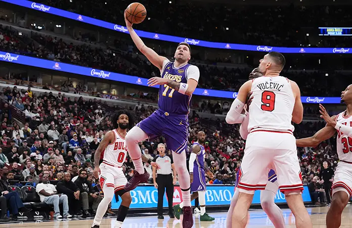 Superan los Lakers 129-118 a los Bulls