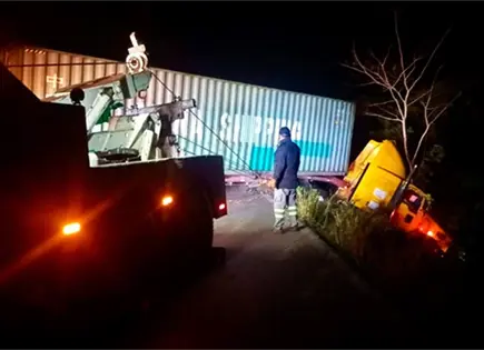 Tráiler queda al borde de un barranco Tráiler queda al borde de un barranco