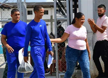 Venezuela libera a decenas de presos en dos d&iacute;as; cientos m&aacute;s contin&uacute;an detenidos