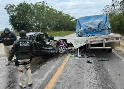 Aparatoso choque sobre la Valles–Tampico; hay una fallecida Aparatoso choque sobre la Valles–Tampico; hay una fallecida