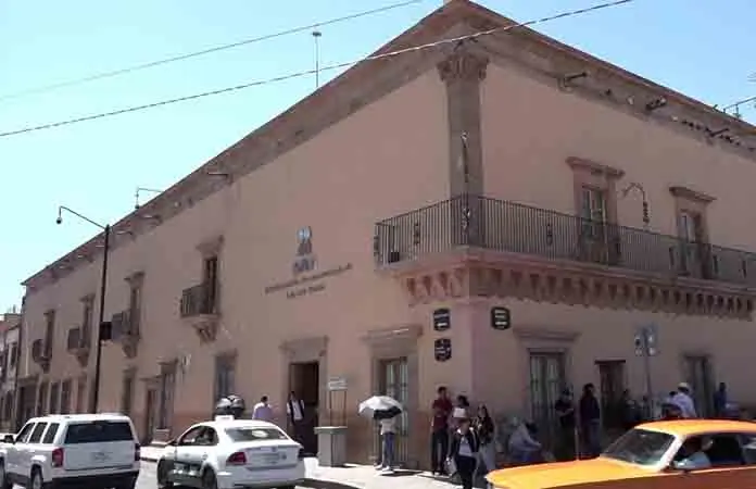 Advierte SAT que coyotes merodean por sus oficinas