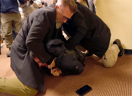 El hombre que atac&oacute; a la legisladora Omar tiene antecedentes penales y es pro Trump