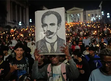 Marcha juvenil en Cuba en homenaje a Mart&iacute;