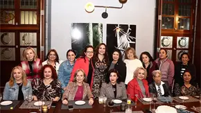 &iexcl;RADIANTE Y FELIZ!