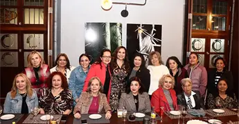 &iexcl;RADIANTE Y FELIZ!