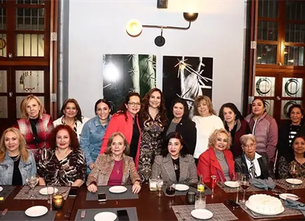 &iexcl;RADIANTE Y FELIZ!