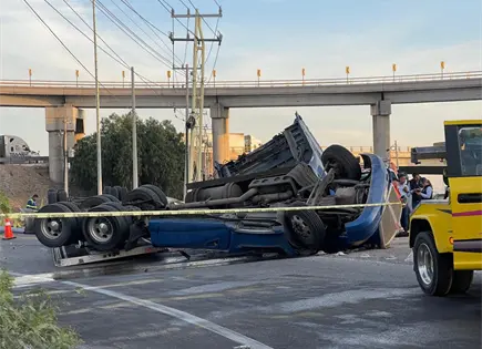 Tr&aacute;iler vuelca en carretera 57