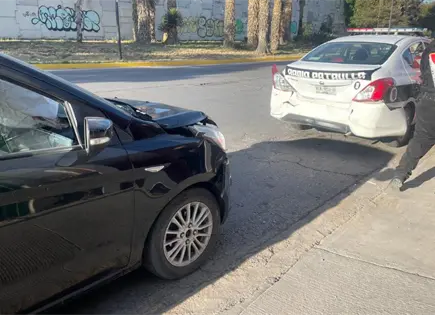 Choque m&uacute;ltiple colapsa Salvador Nava; ocho autos involucrados