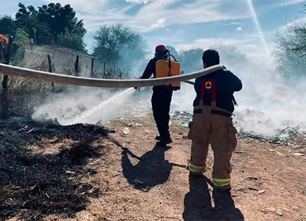 Controlan Bomberos incendio de llantas en un terreno baldío Controlan Bomberos incendio de llantas en un terreno baldío