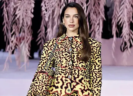 DUA LIPA DESLUMBRA EN DESFILE DE CHANEL