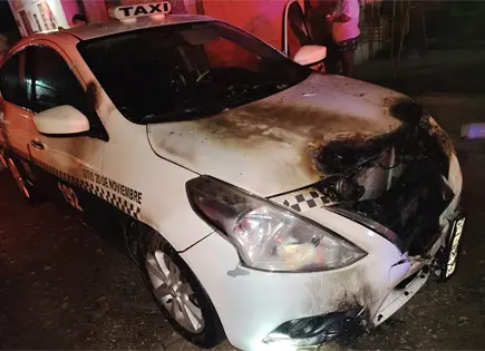 Prenden fuego a un taxi en Ciudad Valles Prenden fuego a un taxi en Ciudad Valles